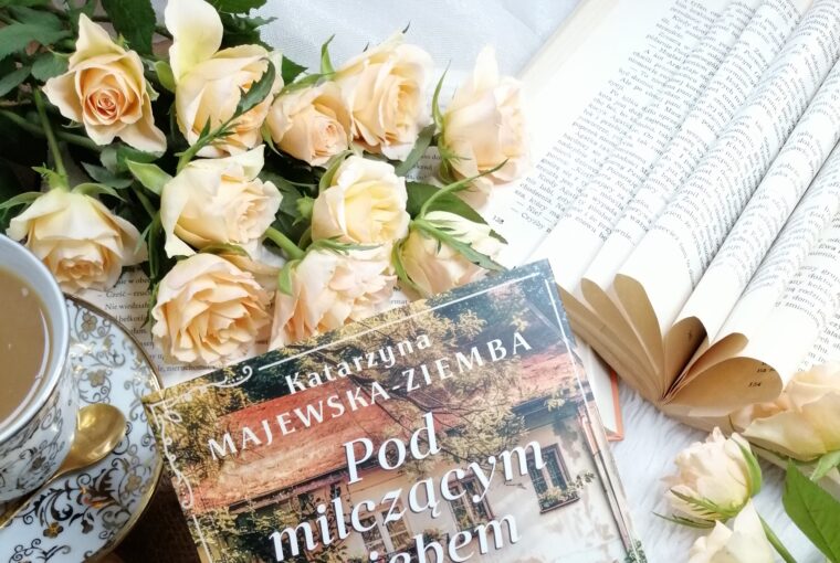 „Pod milczącym niebem” – Katarzyna Majewska-Ziemba w swojej poruszającej historii ukazuje, że największe bohaterstwo rodzi się w ciszy, tam gdzie ktoś po prostu kocha.