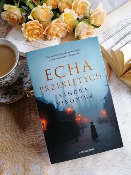 “Echa przeklętych” Sandra Nikoniuk - powieść przepełniona tajemnicami, napięciem, z zajmująco ukazanym tłem historycznym.