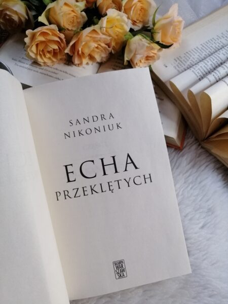 “Echa przeklętych” Sandra Nikoniuk - powieść przepełniona tajemnicami, napięciem, z zajmująco ukazanym tłem historycznym.