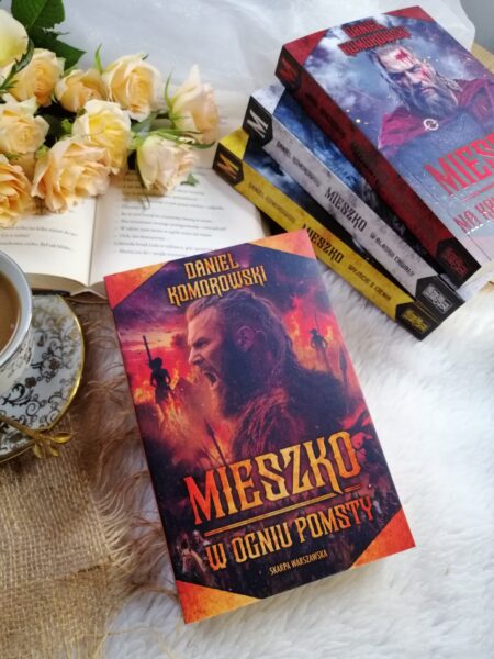 “Mieszko. W ogniu pomsty” Daniel Komorowski porywająca opowieść o cenie odwetu, o odpowiedzialności za władzę i o tym, jak łatwo ogień może wymknąć“ się spod kontroli.