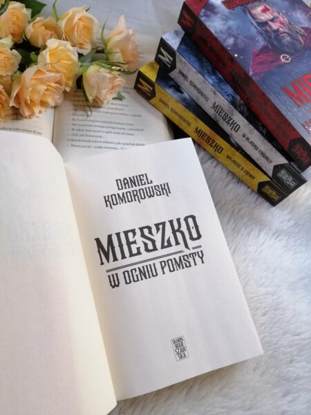 “Mieszko. W ogniu pomsty” Daniel Komorowski porywająca opowieść o cenie odwetu, o odpowiedzialności za władzę i o tym, jak łatwo ogień może wymknąć“ się spod kontroli.