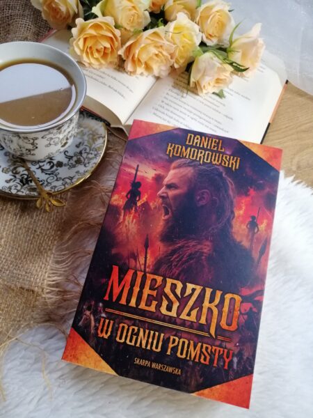 “Mieszko. W ogniu pomsty” Daniel Komorowski porywająca opowieść o cenie odwetu, o odpowiedzialności za władzę i o tym, jak łatwo ogień może wymknąć“ się spod kontroli.