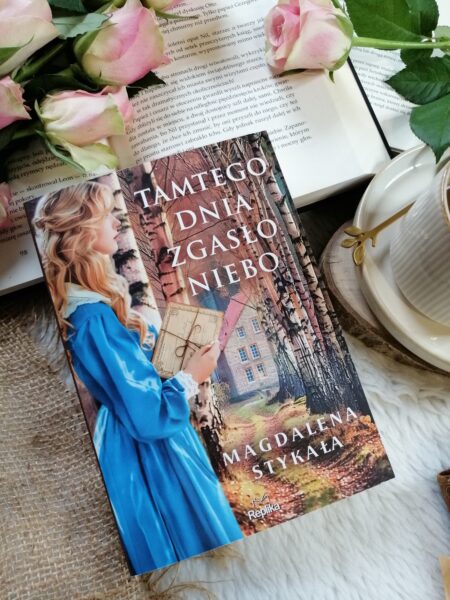 “Tamtego dnia zgasło niebo” Magdalena Stykała - historia w której obyczajowość współgra z zajmującym tłem historycznym, nutą romansu i psychologiczną wrażliwością.