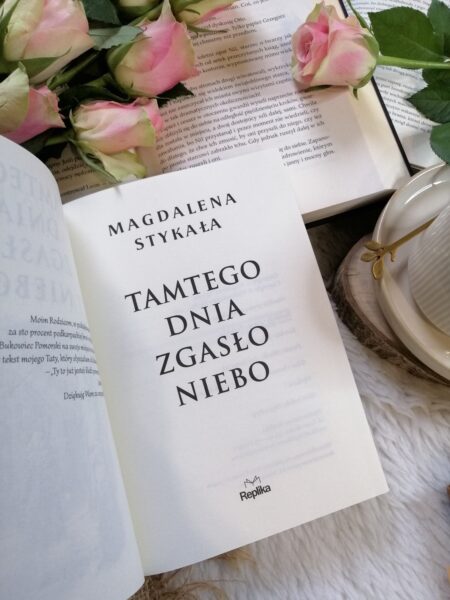 “Tamtego dnia zgasło niebo” Magdalena Stykała - historia w której obyczajowość współgra z zajmującym tłem historycznym, nutą romansu i psychologiczną wrażliwością.