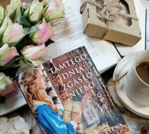 “Tamtego dnia zgasło niebo” Magdalena Stykała - historia w której obyczajowość współgra z zajmującym tłem historycznym, nutą romansu i psychologiczną wrażliwością.