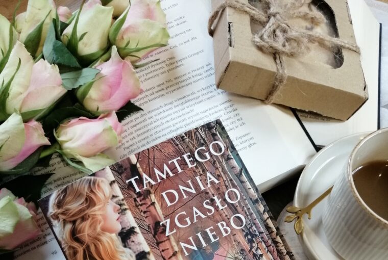 “Tamtego dnia zgasło niebo” Magdalena Stykała - historia w której obyczajowość współgra z zajmującym tłem historycznym, nutą romansu i psychologiczną wrażliwością.