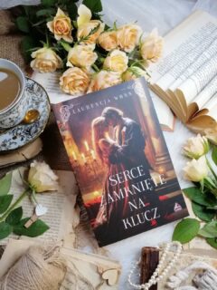 Dzień dobry 🤗  Lekka, przyjemna opowieść osadzona w średniowiecznych czasach.  “Niepewność i niewiedza bywają trudne do zniesienia, gdy serce wypełnia lęk”.  “Serce zamknięte na klucz” Laurencja Wons  Lady Isabel jako młodziutka dziewczyna poślubiła Lorda Cheswicka, człowieka bezwzględnego i trudnego, który marzył o potomku. Lata mijały, a upragnione dziecko nie nadchodziło. Lord zdecydował się na rozwiązanie, które miało pozwolić mu ponownie się ożenić – wysłał Isabel do Opactwa w Whitby, skazując ją na życie w klasztorze. Podczas podróży wydarzyło się jednak coś nieoczekiwanego – zostali napadnięci, jedynie Isabel ocalała. Na ratunek przyszedł jej największy wróg męża, szkocki wódz klanu, Garrick MacLachlan. Krążyły o nim legendy, które przedstawiały go jako człowieka bez skrupułów. Dla Isabel okazał się nieoczekiwanym wybawicielem. Zaoferował jej schronienie w swoim zamku – nie jako zakładniczce, lecz jako gościowi.  Malownicze krajobrazy średniowiecznej Anglii i Szkocji tworzą niepowtarzalną atmosferę całej opowieści. Książka pełna jest intryg, zdrad, manipulacji i walk, co nadaje jej przygodowego tempa, a jednocześnie ukazuje życie codzienne mieszkańców zamków i klanów. W tle rodzi się uczucie.  Czasy, w których kobiety nie miały prawa głosu, znaczyły bardzo mało. Miały być posłuszne, uległe i rodzić dzieci. Autorka ukazuje wewnętrzne przeżycia Isabel – jej lęki, obawy, zmagania by znaleźć siły i uwierzyć w nią. Bohaterowie to złożone, osobowości, każdy z nich ma swoje demony, lęki, trudną, bolesną przeszłość. Ważną postacią jest ksiądz Robin – młody duchowny, którego oddanie i spokój wprowadzają do historii ciepło i duchową głębię.  To opowieść o cierpieniu, gniewie i pragnieniu zemsty, ale też o miłości, szacunku i zaufaniu. Jeżeli lubicie historie pełne emocji, osadzone w średniowieczu, z zamkami, rycerzami i odrobiną romantyzmu, ta książka będzie ciekawym wyborem – lekka, a jednocześnie przyjemna.  Współpraca barterowa - @luckywydawnictwo  #powieść #romanshistoryczny #polkiczytają #czytamzpasją