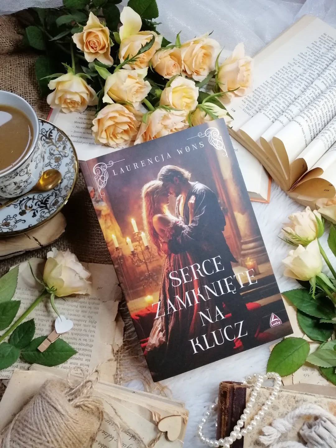 Dzień dobry 🤗  Lekka, przyjemna opowieść osadzona w średniowiecznych czasach.  “Niepewność i niewiedza bywają trudne do zniesienia, gdy serce wypełnia lęk”.  “Serce zamknięte na klucz” Laurencja Wons  Lady Isabel jako młodziutka dziewczyna poślubiła Lorda Cheswicka, człowieka bezwzględnego i trudnego, który marzył o potomku. Lata mijały, a upragnione dziecko nie nadchodziło. Lord zdecydował się na rozwiązanie, które miało pozwolić mu ponownie się ożenić – wysłał Isabel do Opactwa w Whitby, skazując ją na życie w klasztorze. Podczas podróży wydarzyło się jednak coś nieoczekiwanego – zostali napadnięci, jedynie Isabel ocalała. Na ratunek przyszedł jej największy wróg męża, szkocki wódz klanu, Garrick MacLachlan. Krążyły o nim legendy, które przedstawiały go jako człowieka bez skrupułów. Dla Isabel okazał się nieoczekiwanym wybawicielem. Zaoferował jej schronienie w swoim zamku – nie jako zakładniczce, lecz jako gościowi.  Malownicze krajobrazy średniowiecznej Anglii i Szkocji tworzą niepowtarzalną atmosferę całej opowieści. Książka pełna jest intryg, zdrad, manipulacji i walk, co nadaje jej przygodowego tempa, a jednocześnie ukazuje życie codzienne mieszkańców zamków i klanów. W tle rodzi się uczucie.  Czasy, w których kobiety nie miały prawa głosu, znaczyły bardzo mało. Miały być posłuszne, uległe i rodzić dzieci. Autorka ukazuje wewnętrzne przeżycia Isabel – jej lęki, obawy, zmagania by znaleźć siły i uwierzyć w nią. Bohaterowie to złożone, osobowości, każdy z nich ma swoje demony, lęki, trudną, bolesną przeszłość. Ważną postacią jest ksiądz Robin – młody duchowny, którego oddanie i spokój wprowadzają do historii ciepło i duchową głębię.  To opowieść o cierpieniu, gniewie i pragnieniu zemsty, ale też o miłości, szacunku i zaufaniu. Jeżeli lubicie historie pełne emocji, osadzone w średniowieczu, z zamkami, rycerzami i odrobiną romantyzmu, ta książka będzie ciekawym wyborem – lekka, a jednocześnie przyjemna.  Współpraca barterowa - @luckywydawnictwo  #powieść #romanshistoryczny #polkiczytają #czytamzpasją