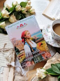 Dzień dobry 🤗  Poruszająca opowieść o świecie, w którym miłość musi mierzyć się z bezwzględnymi zasadami, a ludzkie losy od pokoleń splatają się z bólem, tęsknotą i nadzieją.  Dzisiejsza premiera!  Mój piękny patronat medialny 😍  „Taki nasz los. Pożenić się, ziemię obrabiać, dzieci wychować…”  “Ziemia okryta zielenią” Magdalena Kołosowska  Druga połowa XVII wieku, Ziemia Łowicka. Dorota i Andrzej wchodzą w dorosłość w czasach gdy o własnym losie rzadko można decydować samemu. Ich historia pokazuje, że czasem miłość, choć silna, to wciąż za mało. Bezwzględny zarządca majątku upodobał sobie dziewczynę, jej ojciec robi wszystko, by zapobiec złu, które może ją spotkać z jego rąk...  @magdalena.kolosowska_autorka snuje opowieść spokojnie, z wyczuciem, pięknie. Każdy szczegół, od krajobrazu po najskrytsze myśli bohaterów, tworzy namacalny klimat, oddaje ducha minionych czasów. Język jest specyficzny, wyraźnie dostosowany do realiów epoki.  To przede wszystkim powieść o ludziach żyjących pod ciężarem cudzej woli, pod pręgierzem pana, którego słowo było prawem. Ich codzienność wypełniała niekończąca się praca, zmęczenie, milczenie. Jednak w sercach niektórych tliło się coś, czego nie dało się zdusić, pragnienie godności i choćby odrobiny własnego losu. Wszechobecny strach przed panem, karą boską, ludzkim złym słowem. Zazdrość, chciwość, ale i bezinteresowna dobroć oraz gotowość niesienia pomocy.  Kobiety, ich rola, nadana im z urodzenia, bez prawa głosu, bez możliwości decydowania o sobie. Musiały być posłuszne w każdym aspekcie życia. Ciche, a jednocześnie niezwykle silne.  To również opowieść o miłości, wzajemnym szacunku i nieuchronnym przemijaniu. O rodzinach, które wśród chaosu i trudnych wyborów próbują odnaleźć ocalenie w tym, co najprostsze w bliskości i miłości. O inności, która — niezrozumiana — nie ma prawa bytu. O przeszłości, która wciąż upomina się o swoje. I o nadziei.  Wciągająca, emocjonująca opowieść. Ukazuje czasy, które już przeminęły i ludzką mentalność, która pozostała bez zmian. Z niecierpliwością czekam na kontynuację.  Bardzo polecam, więcej link w bio.  Współpraca barterowa - @wydawnictworeplika  #ziemiaokrytazielenią #sagałowicka #powieść