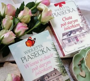 „Wiosna w chacie pod starym świerkiem” Wioletta Piasecka - wciągająca powieść obyczajowa, w której skomplikowane relacje rodzinne, trudne wybory i splątane uczucia tworzą opowieść pełną emocji.
