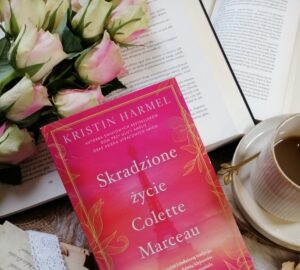 „Skradzione życie Colette Marceau” Kristin Harmel to książka dla miłośników historii o tajemnicach sprzed dekad, silnych bohaterkach i przeszłości, która nigdy nie milknie.