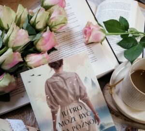 „Jutro może być za późno” Katarzyna Grzebyk to poruszająca, pełna emocji opowieść o miłości, która potrafi przetrwać upływ czasu, o trudnych wyborach oraz o tym, jak przeszłość wciąż przenika się z teraźniejszością.