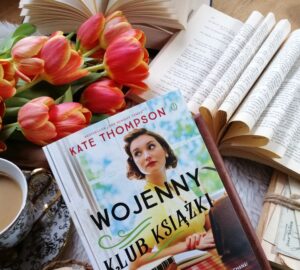 “Wojenny klub książki” Kate Thompson - inspirowana prawdziwymi wydarzeniami, poruszająca historia o sile literatury, odwadze kobiet i nadziei w najciemniejszych wojennych czasach wojny.