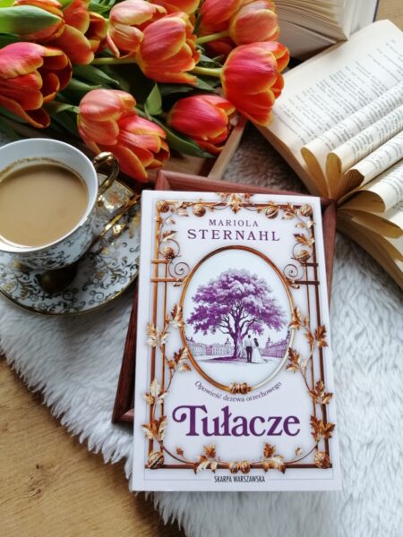“Tułacze” Mariola Sternahl - powieść, która pozwala zajrzeć w bolesne karty przeszłości, ale robi to z  czułością i wrażliwością.