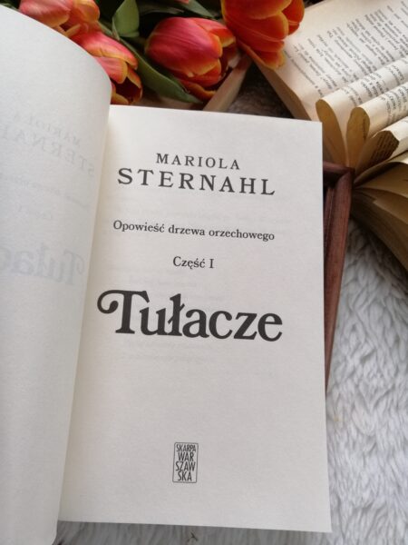 “Tułacze” Mariola Sternahl - powieść, która pozwala zajrzeć w bolesne karty przeszłości, ale robi to z  czułością i wrażliwością.