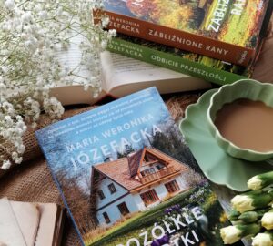 “Pożółkłe kartki” Maria Weronika Józefacka - wciągająca powieść obyczajowa o splątanych ludzkich drogach, o wyborach, które nigdy nie są proste, i o relacjach, w których nic nie bywa czarno-białe.