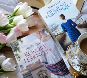 „Kolory tęsknoty” Natalia Thiel piękna, nastrojowa powieść zanurzona w emocjach, sekretach i trudnych wyborach.