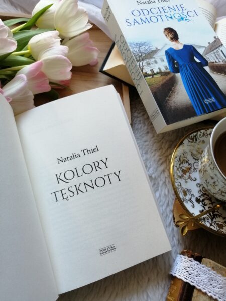   „Kolory tęsknoty” Natalia Thiel piękna, nastrojowa powieść zanurzona w emocjach, sekretach i trudnych wyborach. 
