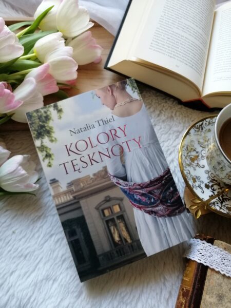   „Kolory tęsknoty” Natalia Thiel piękna, nastrojowa powieść zanurzona w emocjach, sekretach i trudnych wyborach. 
