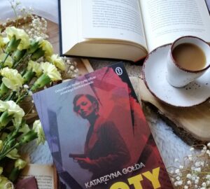 „Złoty spadochron” Katarzyna Gołda - thriller z elementami kryminału i powieści psychologicznej. Pełen napięcia, zwrotów akcji i wiarygodnych bohaterów, których losy splatają się z historią tajnych służb i wydarzeniami z przeszłości.