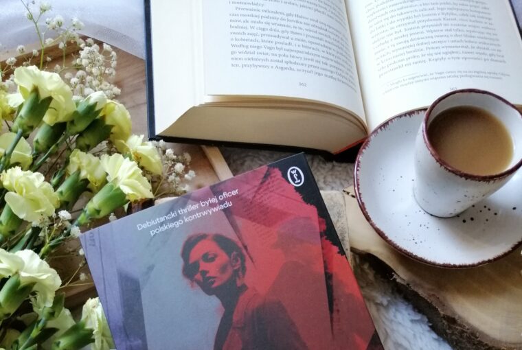 „Złoty spadochron” Katarzyna Gołda - thriller z elementami kryminału i powieści psychologicznej. Pełen napięcia, zwrotów akcji i wiarygodnych bohaterów, których losy splatają się z historią tajnych służb i wydarzeniami z przeszłości.