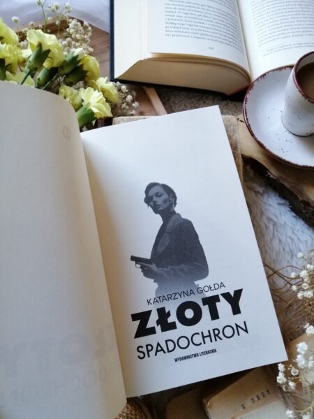   „Złoty spadochron” Katarzyna Gołda - thriller z elementami kryminału i powieści psychologicznej. Pełen napięcia, zwrotów akcji i wiarygodnych bohaterów, których losy splatają się z historią tajnych służb i wydarzeniami z przeszłości.
