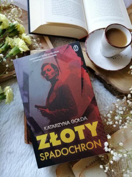   „Złoty spadochron” Katarzyna Gołda - thriller z elementami kryminału i powieści psychologicznej. Pełen napięcia, zwrotów akcji i wiarygodnych bohaterów, których losy splatają się z historią tajnych służb i wydarzeniami z przeszłości.
