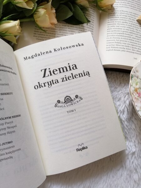 „Ziemia okryta zielenią” Magdalena Kołosowska - poruszająca opowieść o świecie, w którym miłość musi mierzyć się z bezwzględnymi zasadami, a ludzkie losy od pokoleń splatają się z bólem, tęsknotą i nadzieją.  