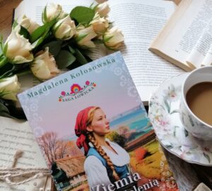 „Ziemia okryta zielenią” Magdalena Kołosowska - poruszająca opowieść o świecie, w którym miłość musi mierzyć się z bezwzględnymi zasadami, a ludzkie losy od pokoleń splatają się z bólem, tęsknotą i nadzieją.