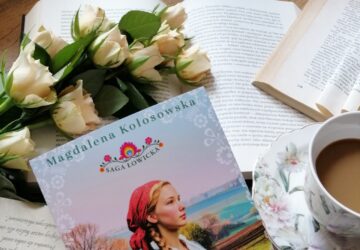 „Ziemia okryta zielenią” Magdalena Kołosowska - poruszająca opowieść o świecie, w którym miłość musi mierzyć się z bezwzględnymi zasadami, a ludzkie losy od pokoleń splatają się z bólem, tęsknotą i nadzieją.