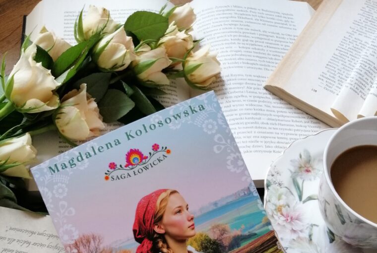 „Ziemia okryta zielenią” Magdalena Kołosowska - poruszająca opowieść o świecie, w którym miłość musi mierzyć się z bezwzględnymi zasadami, a ludzkie losy od pokoleń splatają się z bólem, tęsknotą i nadzieją.