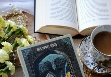 „Rodzina Channingów” Mrs Henry Wood — opowieść, która otula łagodnością, by za chwilę boleśnie przypomnieć, jak kruche potrafi być to, co wydaje się nienaruszalne.