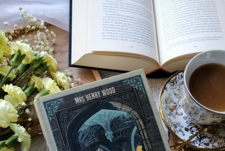 „Rodzina Channingów” Mrs Henry Wood — opowieść, która otula łagodnością, by za chwilę boleśnie przypomnieć, jak kruche potrafi być to, co wydaje się nienaruszalne.