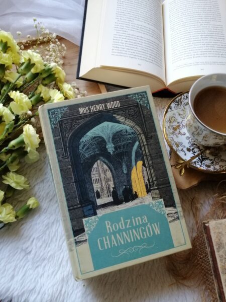 „Rodzina Channingów” Mrs Henry Wood
— opowieść, która otula łagodnością, by za chwilę boleśnie przypomnieć, jak kruche potrafi być to, co wydaje się nienaruszalne.
