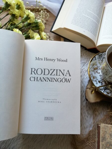 „Rodzina Channingów” Mrs Henry Wood
— opowieść, która otula łagodnością, by za chwilę boleśnie przypomnieć, jak kruche potrafi być to, co wydaje się nienaruszalne.
