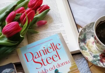 “Daleko od domu” Danielle Steel - poruszająca opowieść o stracie, ale i o nadziei. O tym, że życie potrafi odebrać wszystko… a mimo to gdzieś po drodze zostawia nam siłę, by zacząć od nowa.