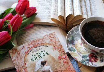 “Czas zdrady” Joanna Nowak - przejmująca opowieść w której czuć ciężar minionych czasów, nieustanne napięcie, ale i tlącą się nadzieję.