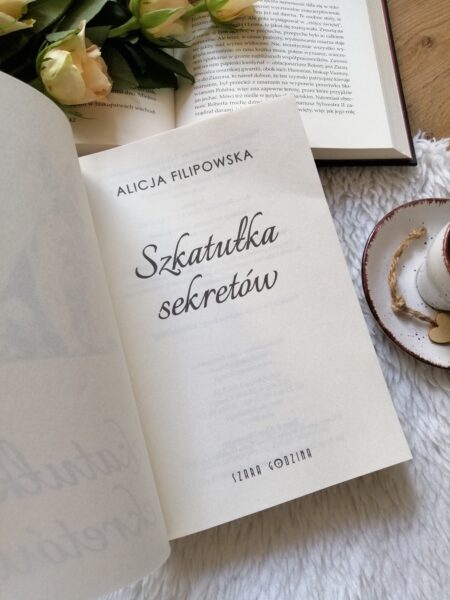 
“Szkatułka sekretów” Alicja Filipowska - wciągająca powieść obyczajowa pełna ciepła, tajemnic i wzruszeń. O sile, która pozwala odnaleźć szczęście nawet w trudnych chwilach, oraz o drobnych gestach zmieniających świat na lepsz