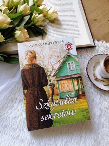 
“Szkatułka sekretów” Alicja Filipowska - wciągająca powieść obyczajowa pełna ciepła, tajemnic i wzruszeń. O sile, która pozwala odnaleźć szczęście nawet w trudnych chwilach, oraz o drobnych gestach zmieniających świat na lepsz