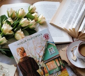 “Szkatułka sekretów” Alicja Filipowska - wciągająca powieść obyczajowa pełna ciepła, tajemnic i wzruszeń. O sile, która pozwala odnaleźć szczęście nawet w trudnych chwilach, oraz o drobnych gestach zmieniających świat na lepsz