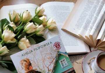 “Szkatułka sekretów” Alicja Filipowska - wciągająca powieść obyczajowa pełna ciepła, tajemnic i wzruszeń. O sile, która pozwala odnaleźć szczęście nawet w trudnych chwilach, oraz o drobnych gestach zmieniających świat na lepsz