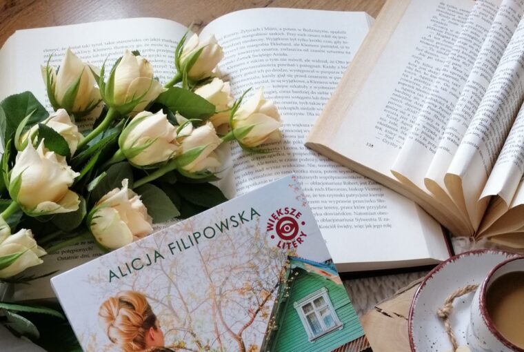 “Szkatułka sekretów” Alicja Filipowska - wciągająca powieść obyczajowa pełna ciepła, tajemnic i wzruszeń. O sile, która pozwala odnaleźć szczęście nawet w trudnych chwilach, oraz o drobnych gestach zmieniających świat na lepsz