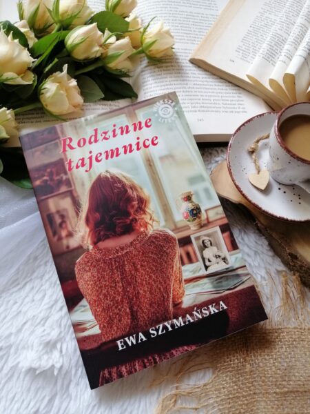 “Rodzinne tajemnice” Ewa Szymańska - poruszająca powieść obyczajowa, w która pokazuje, że przeszłości nie da się wymazać, ale można spróbować ją zrozumieć.
