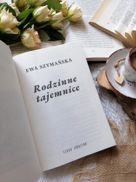 “Rodzinne tajemnice” Ewa Szymańska - poruszająca powieść obyczajowa, w która pokazuje, że przeszłości nie da się wymazać, ale można spróbować ją zrozumieć.