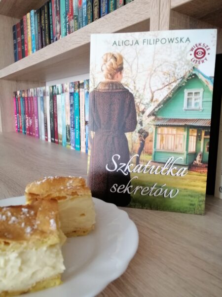 
“Szkatułka sekretów” Alicja Filipowska - wciągająca powieść obyczajowa pełna ciepła, tajemnic i wzruszeń. O sile, która pozwala odnaleźć szczęście nawet w trudnych chwilach, oraz o drobnych gestach zmieniających świat na lepsz