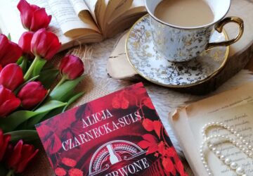 “Czerwone piwo królowej” Alicja Czarnecka-Suls powieść przypomina, że od przeszłości nie da się uciec, ale można ją oswoić i zrozumieć.