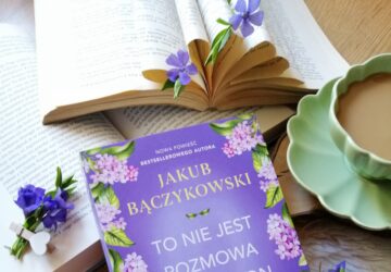 “To nie jest rozmowa na telefon” Jakub Bączykowski - powieść o rodzinie, o codzienności i o tym, jak łatwo w relacjach międzypokoleniowych zatrzeć granicę między troską a oczekiwaniem.