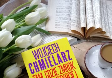 “Tam, gdzie zmrok zapada szybciej” Wojciech Chmielarz - obyczajowo-kryminalna opowieść osadzona na prowincji, pośród hermetycznej społeczności, a w tle wyraźny, trudny do nazwania, metafizyczny niepokój.
