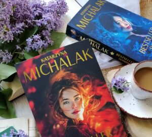 “Bestseller. Szantaż” Katarzyna Michalak po raz kolejny zabiera nas do rzeczywistości, w której pozory znaczą więcej niż prawda.