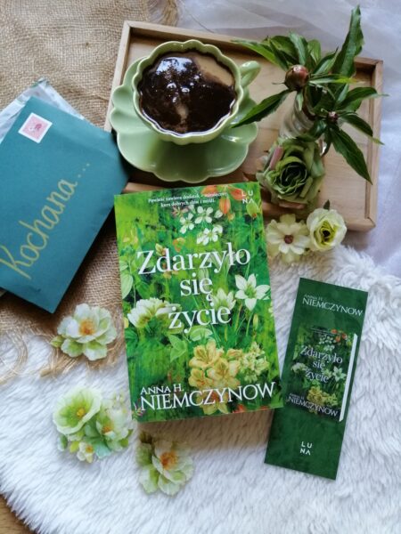   „Zdarzyło się życie” Anna H. Niemczynow - powieść obyczajowa o stracie, przyjaźni, miłości i nowych początkach.
